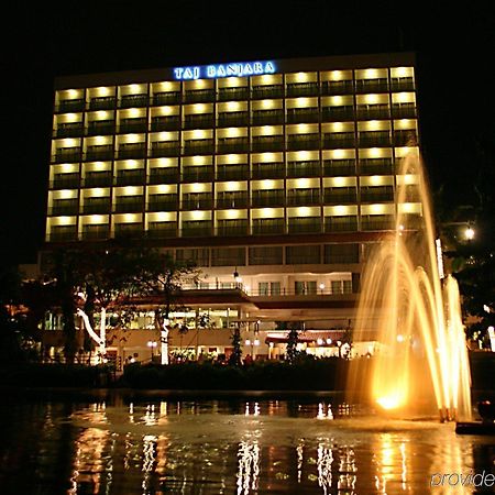 Hotel Taj Banjara Hyderabad Esterno foto The Manila Hotel at night