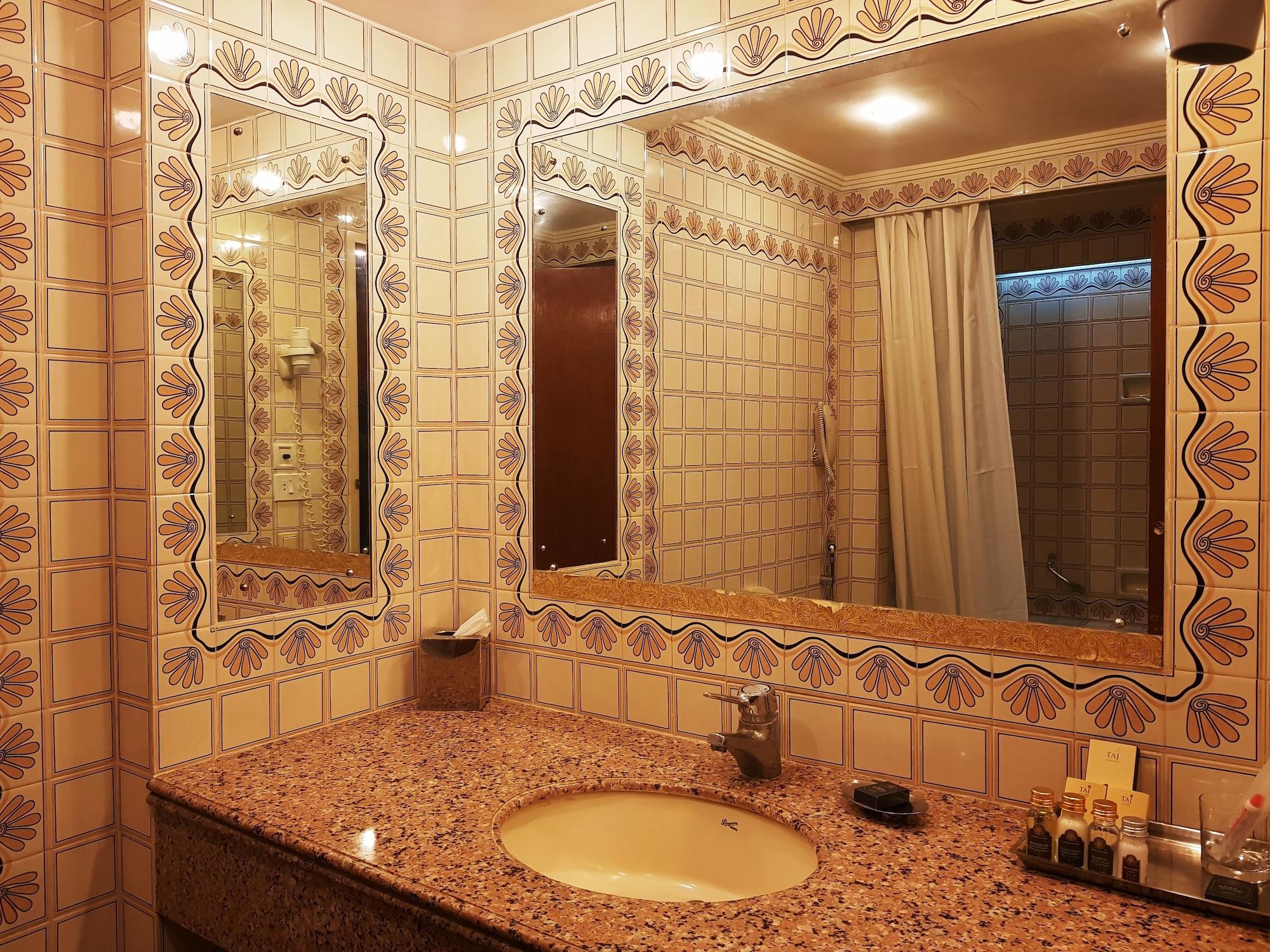 Hotel Taj Banjara Hyderabad Esterno foto Bathroom mirrors