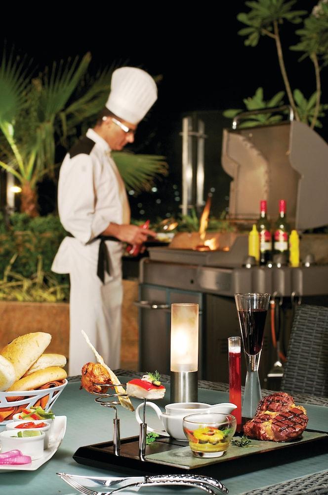 Hotel Taj Banjara Hyderabad Esterno foto A chef at work