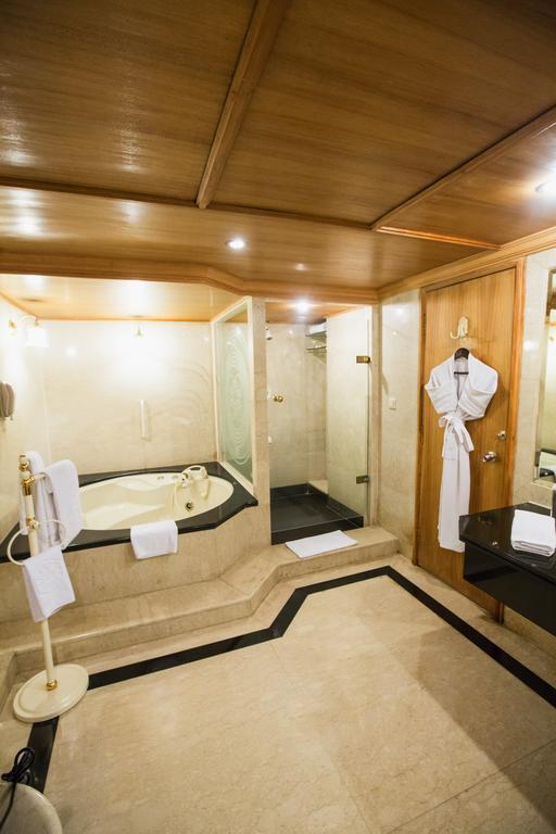 Hotel Taj Banjara Hyderabad Esterno foto A bathroom with a shower and a bathtub