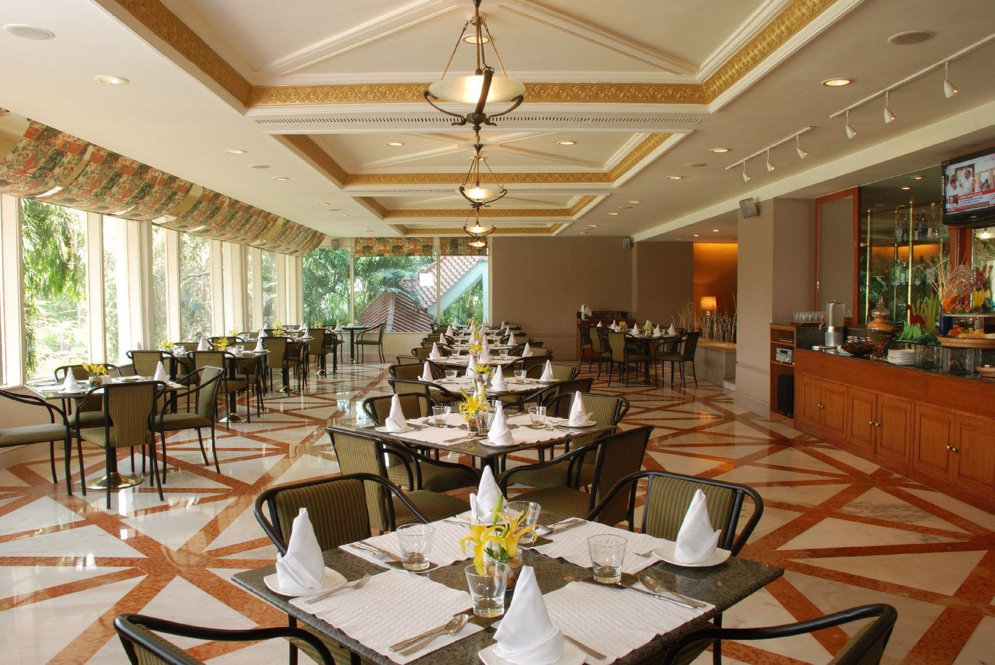 Hotel Taj Banjara Hyderabad Ristorante foto The restaurant at the hotel