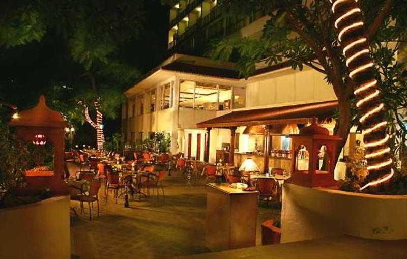 Hotel Taj Banjara Hyderabad Esterno foto The outdoor patio at the restaurant