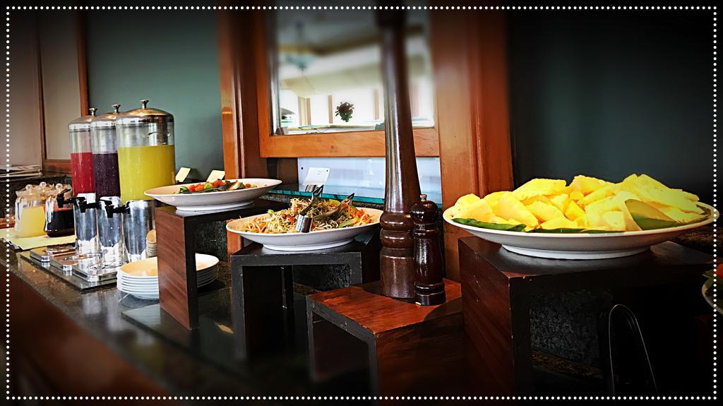 Hotel Taj Banjara Hyderabad Esterno foto A buffet at a hotel