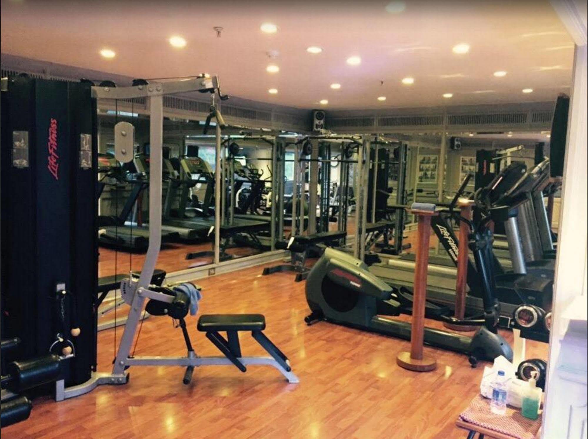 Hotel Taj Banjara Hyderabad Esterno foto The gym at the hotel